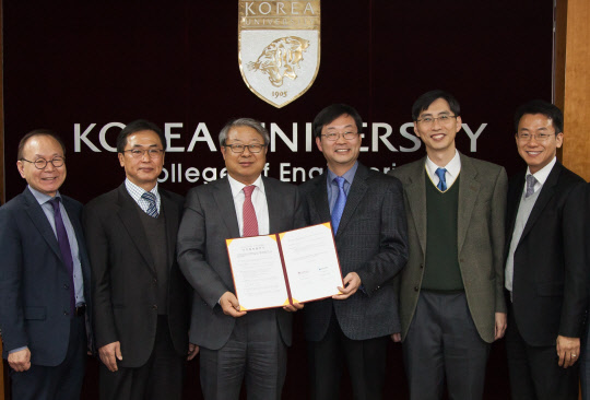 송재빈(왼쪽 세번째) 한국철강협회 부회장과 정진택(왼쪽 네번째) 고려대학교 공과대학장이 지난 8일 서울 성북구 고려대 공학관에서 업무협약을 체결한 뒤 기념촬영하고 있다. <한국철강협회 제공>